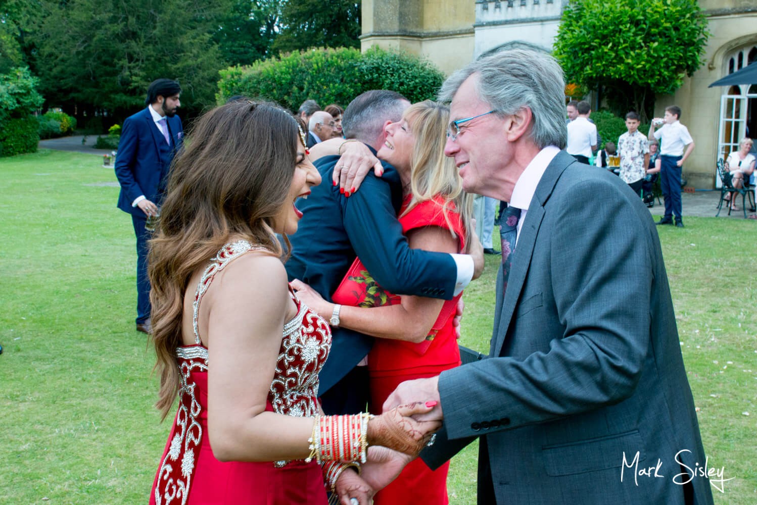 Missenden Abbey wedding blog - reportage Images in the gardens