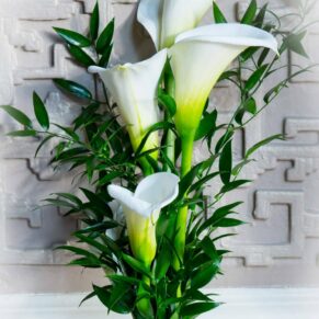Floral arrangement of calla lillies at Hampden House winter wedding