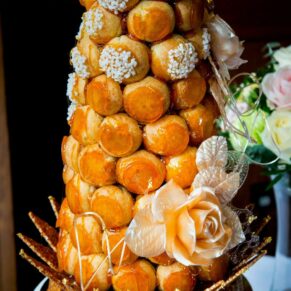 The newlyweds stunning wedding cake prepared by the chefs at Le Manoir Aux Quat Saisons 